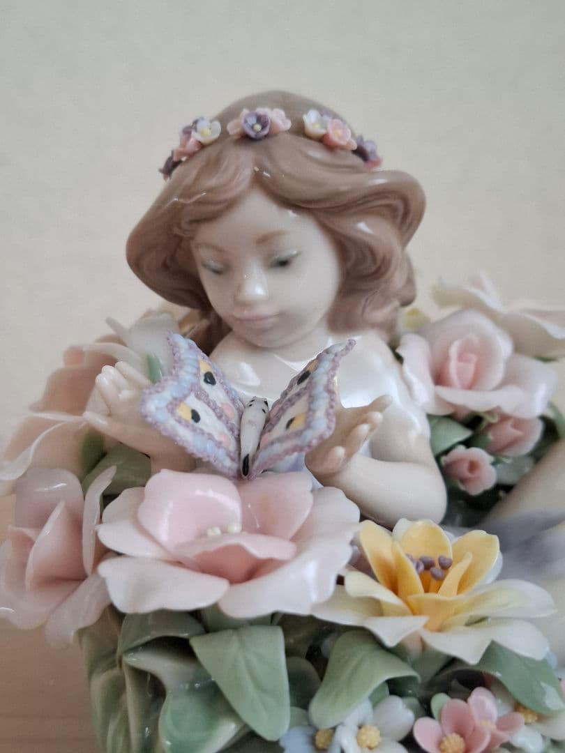 リヤドロ/lladro 蝶と戯れる小妖精 - メルカリ
