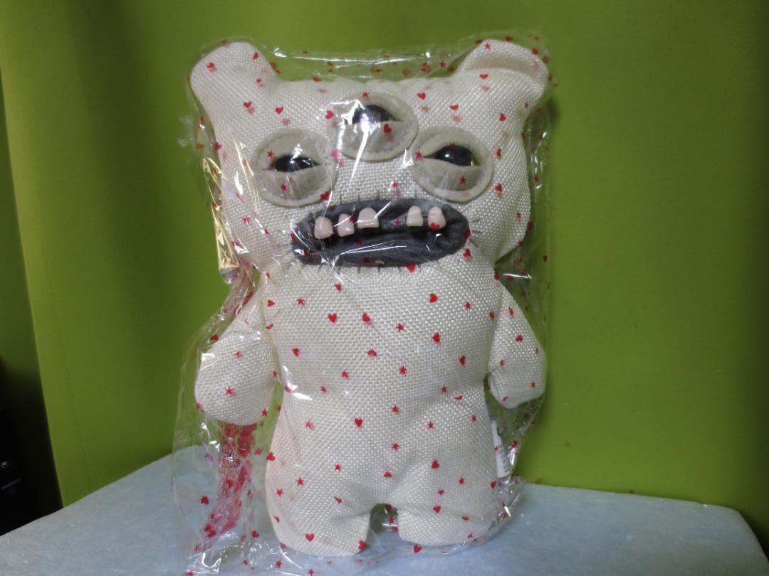 ファグラー Fuggler グレー 三つ目モンスターぬいぐるみ 蓄光？ - メルカリ