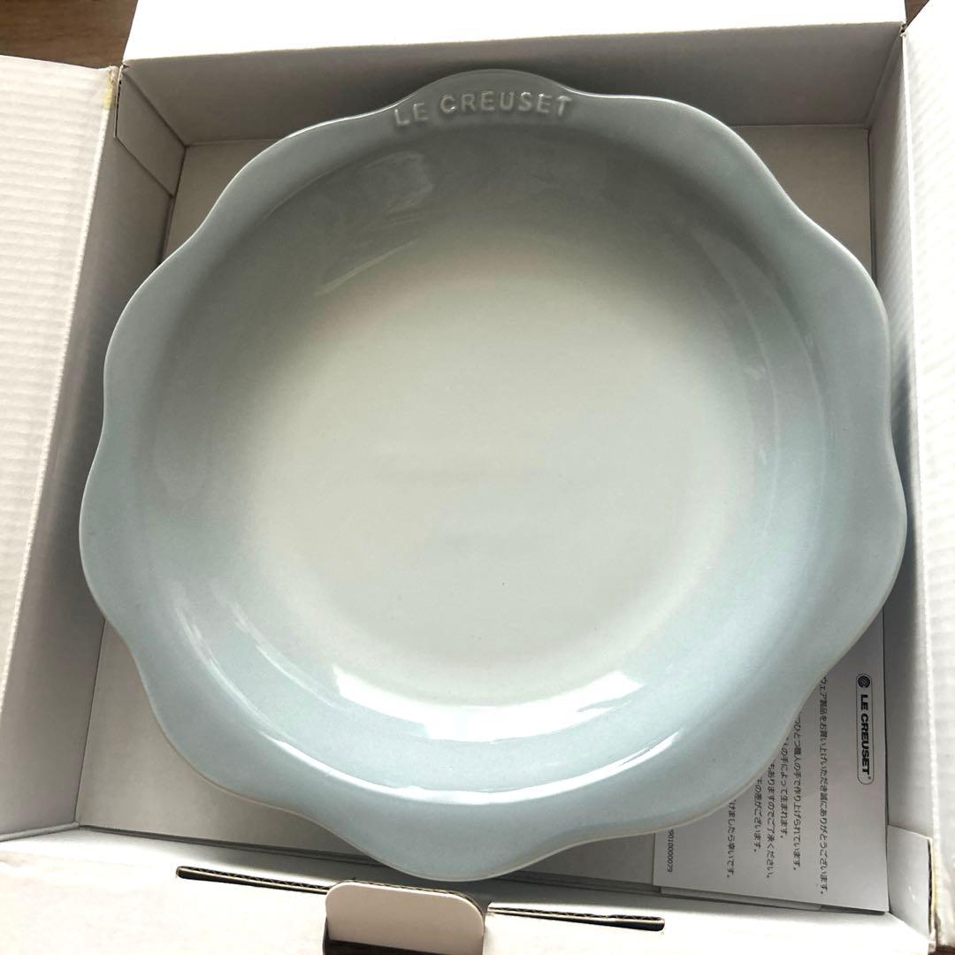 【新品未使用】2枚セットルクルーゼ　フラワーレースラウンドディッシュ