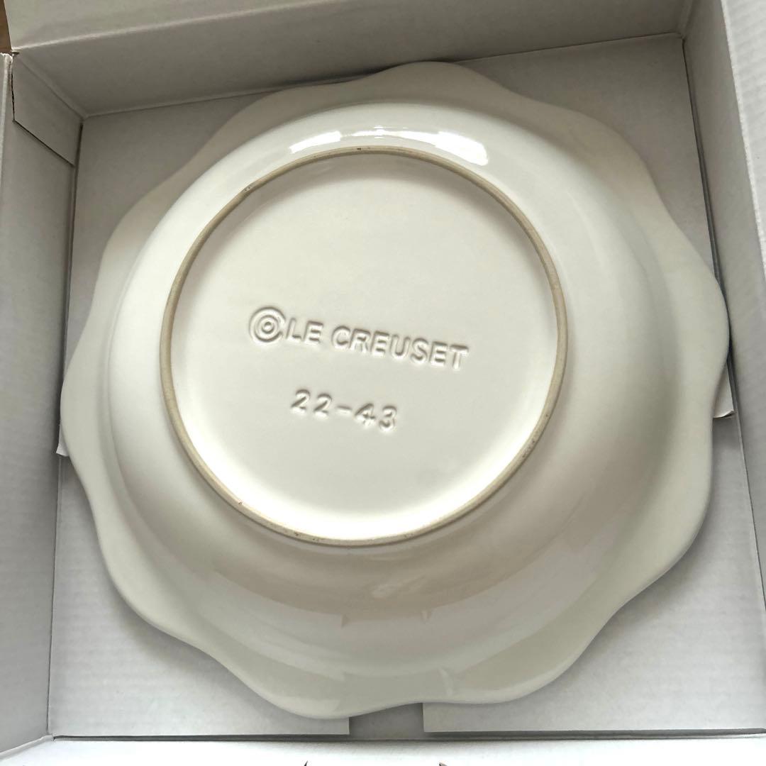 【新品未使用】2枚セットルクルーゼ　フラワーレースラウンドディッシュ