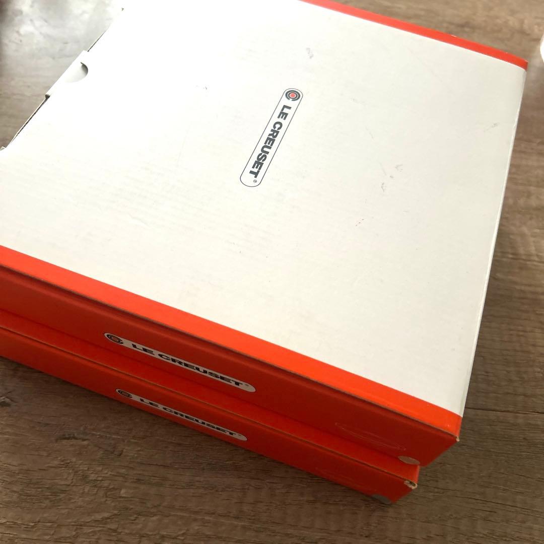 【新品未使用】2枚セットルクルーゼ　フラワーレースラウンドディッシュ