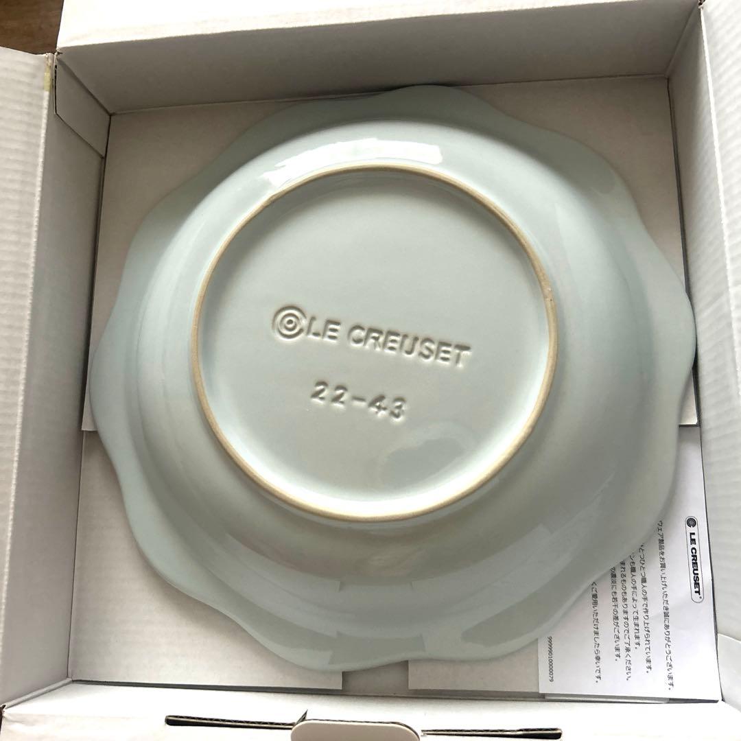 【新品未使用】2枚セットルクルーゼ　フラワーレースラウンドディッシュ