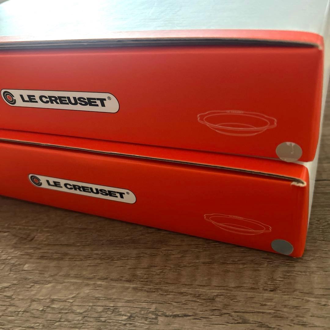 【新品未使用】2枚セットルクルーゼ　フラワーレースラウンドディッシュ