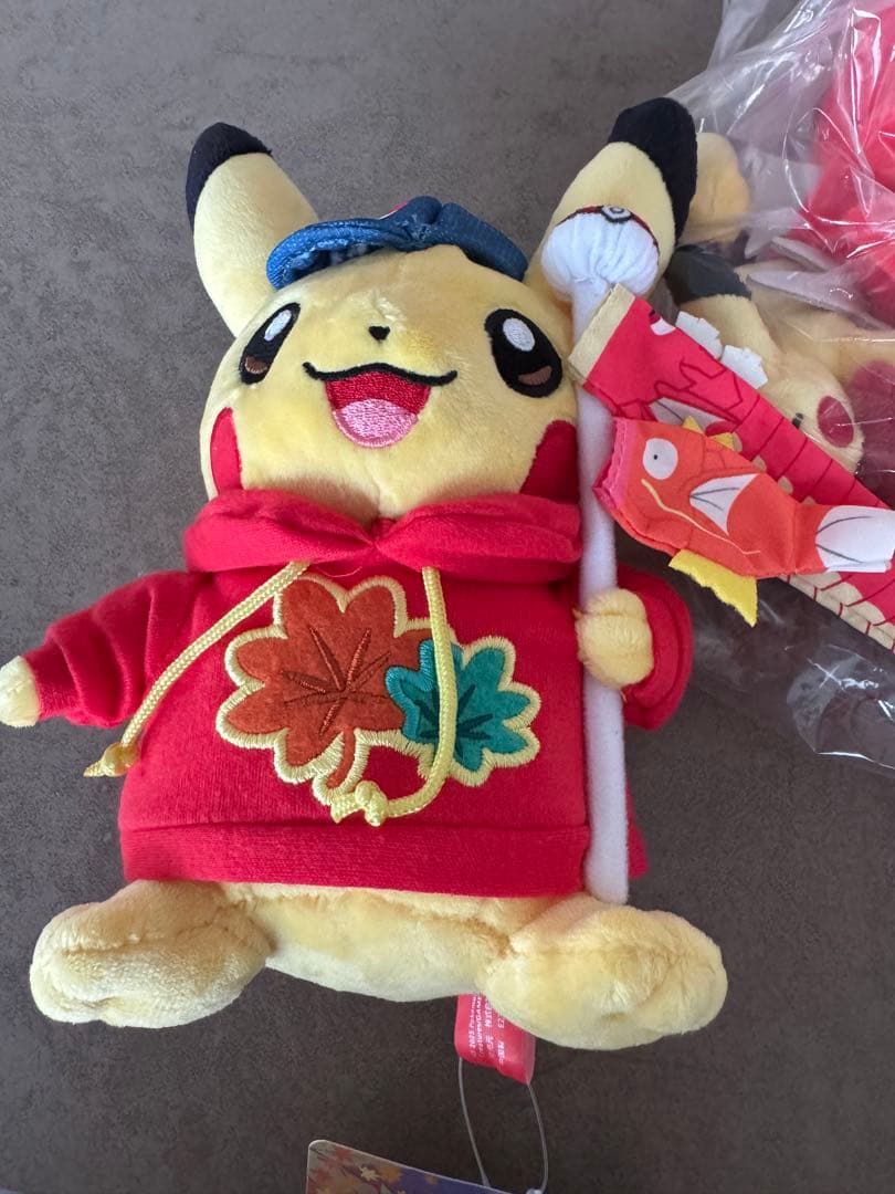 ポケモンセンター広島ピカチュウとポケモンのぼり」と「赤いギャラドス