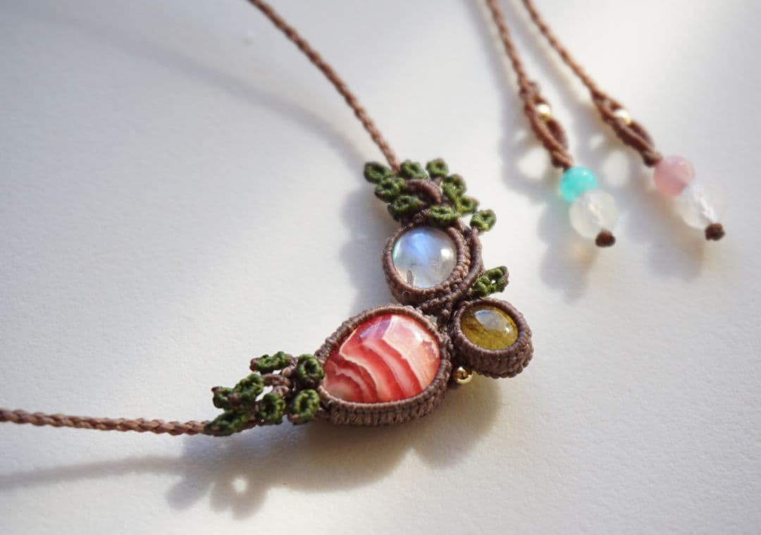 《森の妖精のネックレス》インカローズ　レインボームーンストーンマクラメネックレス