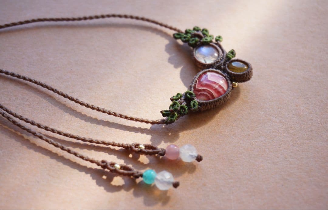 《森の妖精のネックレス》インカローズ　レインボームーンストーンマクラメネックレス