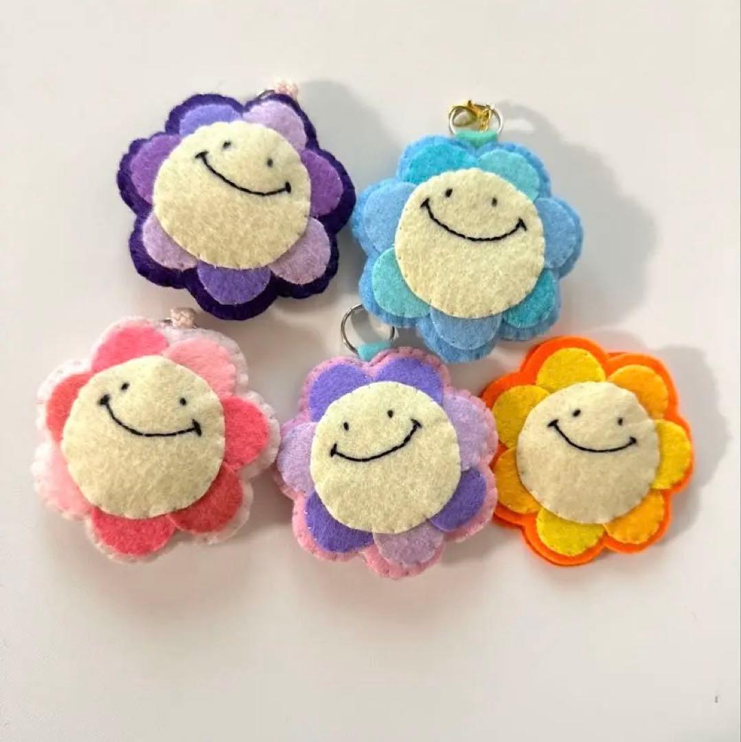 フラワー スマイル フェルト お守り 部活 - メルカリ