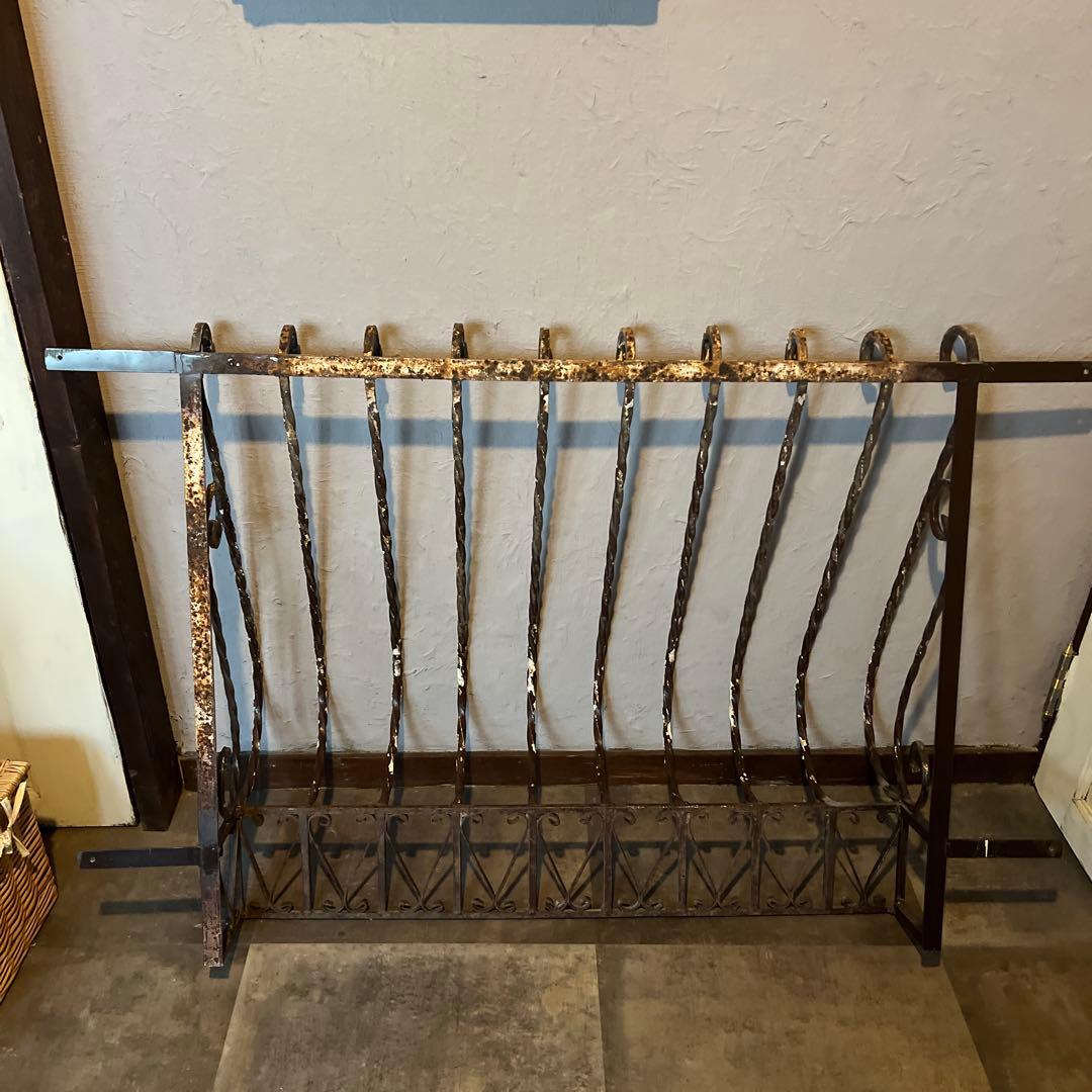 大きな変わった形のアンティークのアイアン＊ガーデニングにぴったり