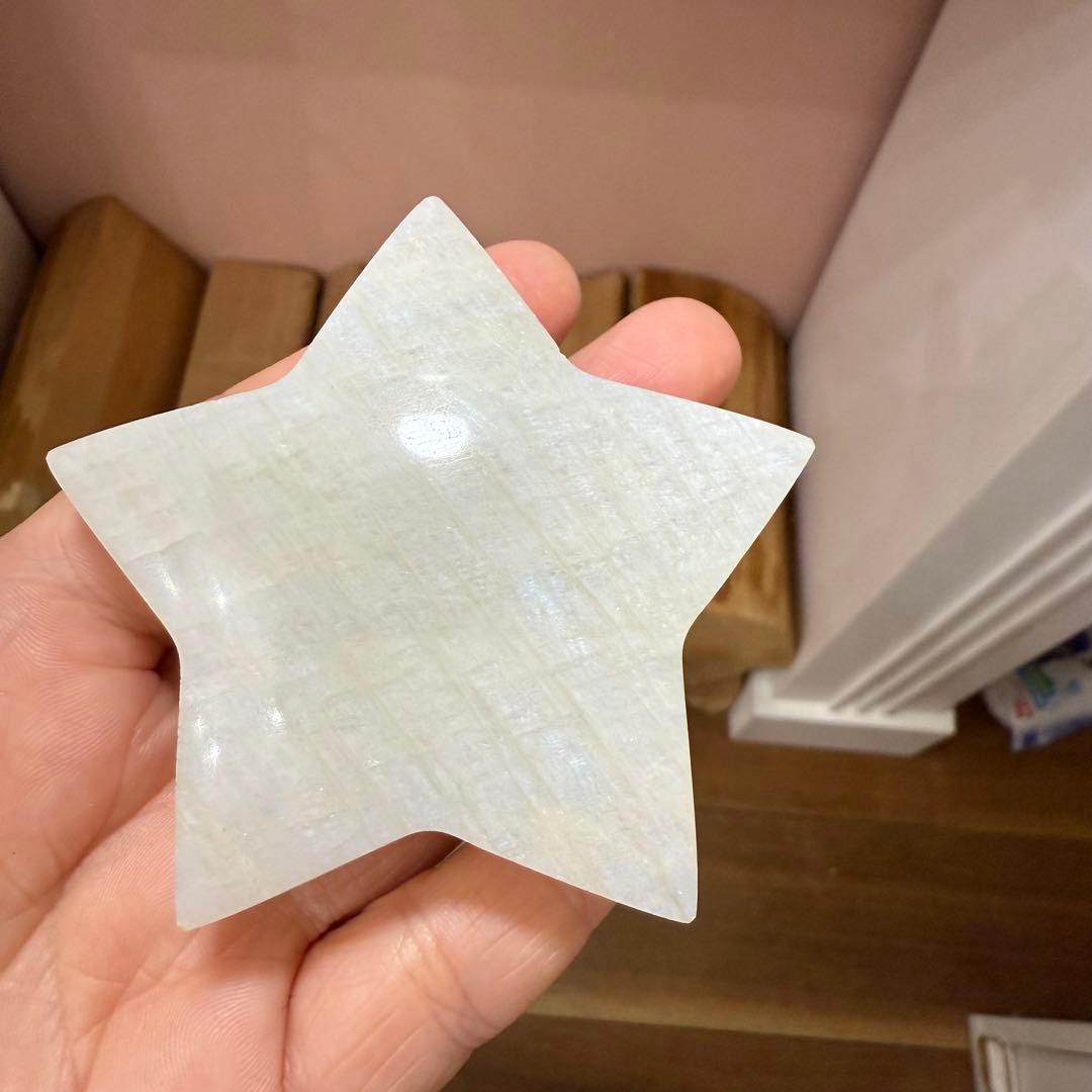 ホワイトムーンストーン　星　台座付き　両面強ブルーシラー　底面磨き　116g
