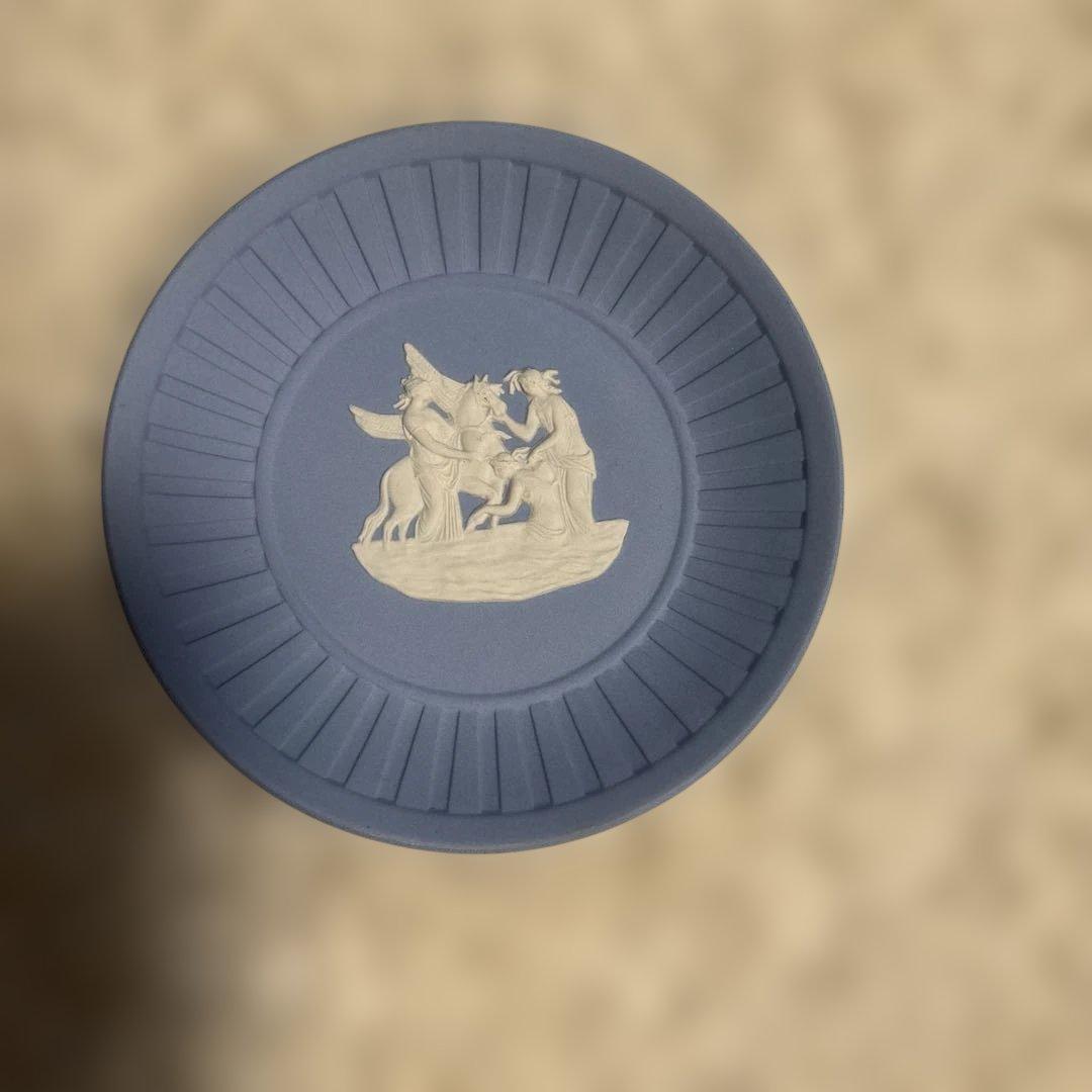 ウエッジウッド ピンクとブルーの浮彫り陶器皿セット - メルカリ