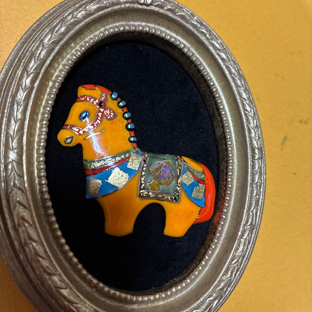 オレンジ色　干支の馬の置物 金色　額入り　七宝焼