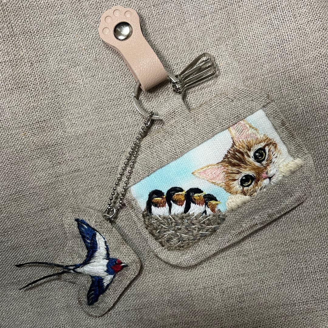 ゆ*い様 ハンドメイド　刺繍キーホルダー　ツバメの親子と茶トラ猫