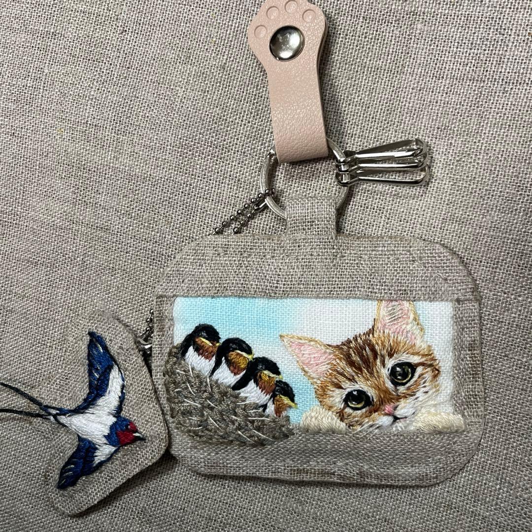 ゆ*い様 ハンドメイド　刺繍キーホルダー　ツバメの親子と茶トラ猫