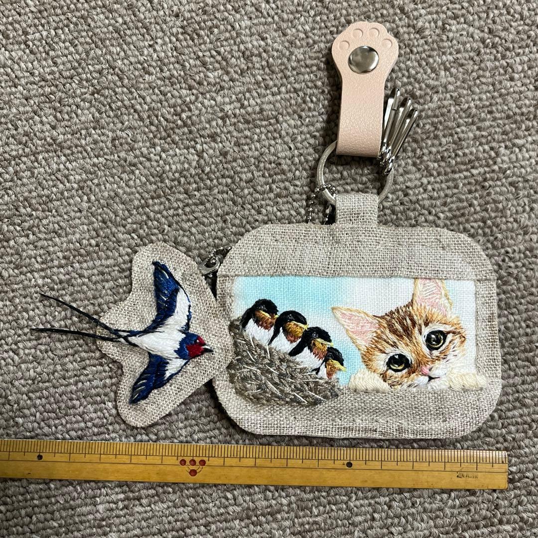ゆ*い様 ハンドメイド　刺繍キーホルダー　ツバメの親子と茶トラ猫