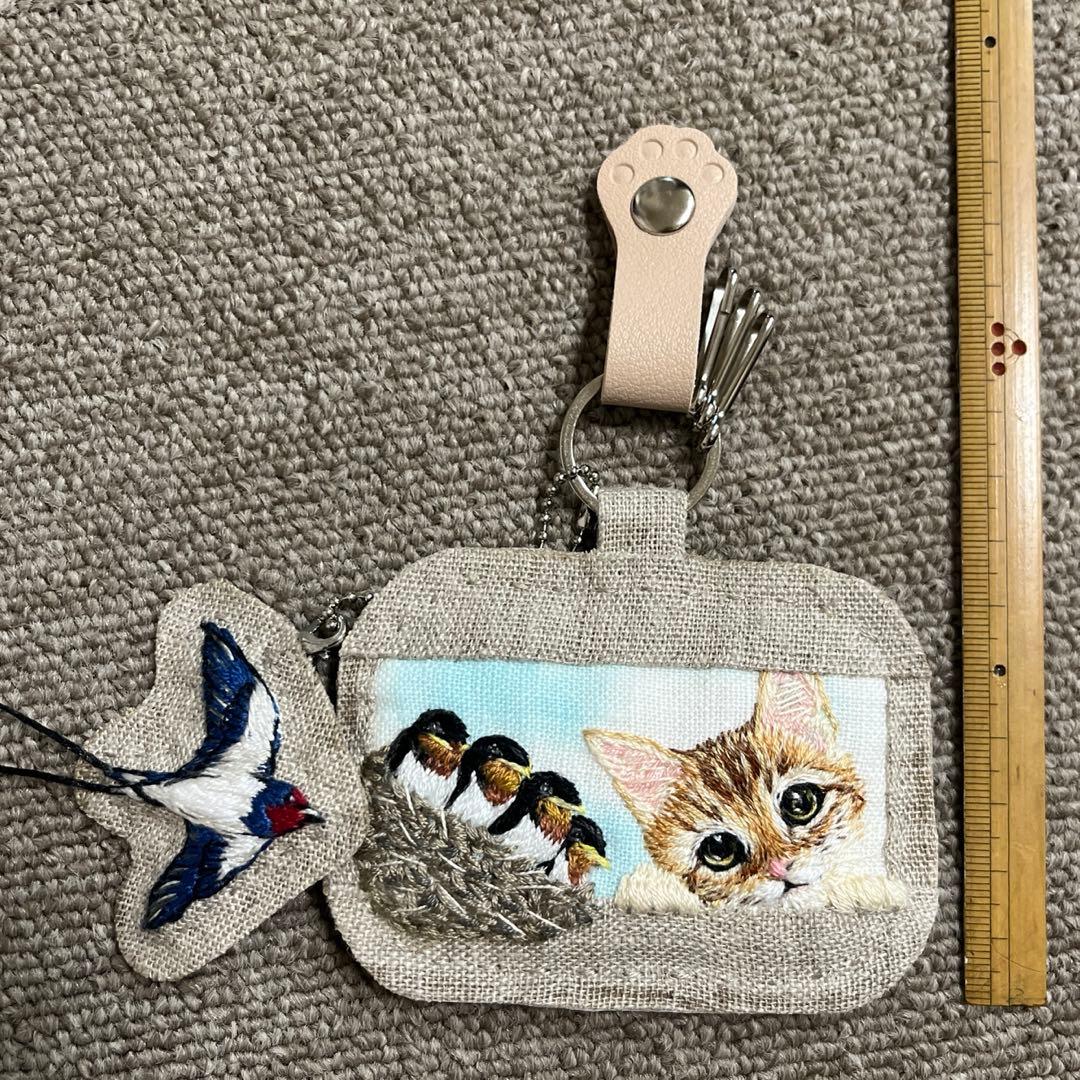 ゆ*い様 ハンドメイド　刺繍キーホルダー　ツバメの親子と茶トラ猫