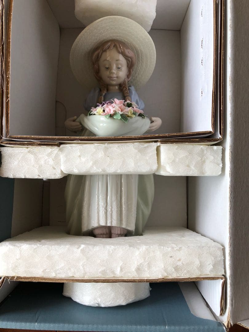 ☆新品未使用☆  リヤドロ 「たくさん摘めたよ」