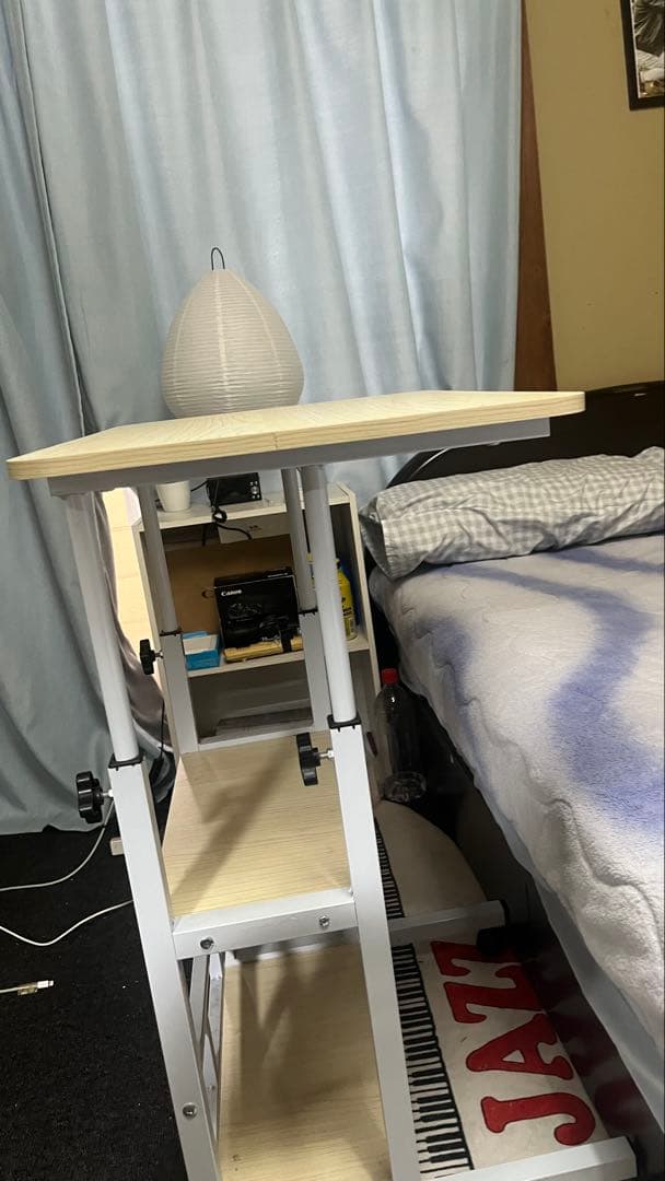 調節可能なベッドテーブルまたは通常のテーブル.