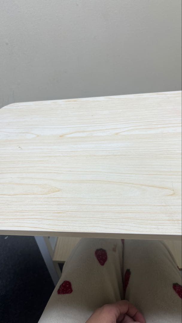 調節可能なベッドテーブルまたは通常のテーブル.