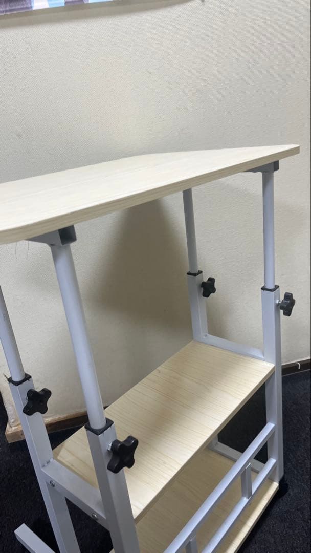 調節可能なベッドテーブルまたは通常のテーブル.