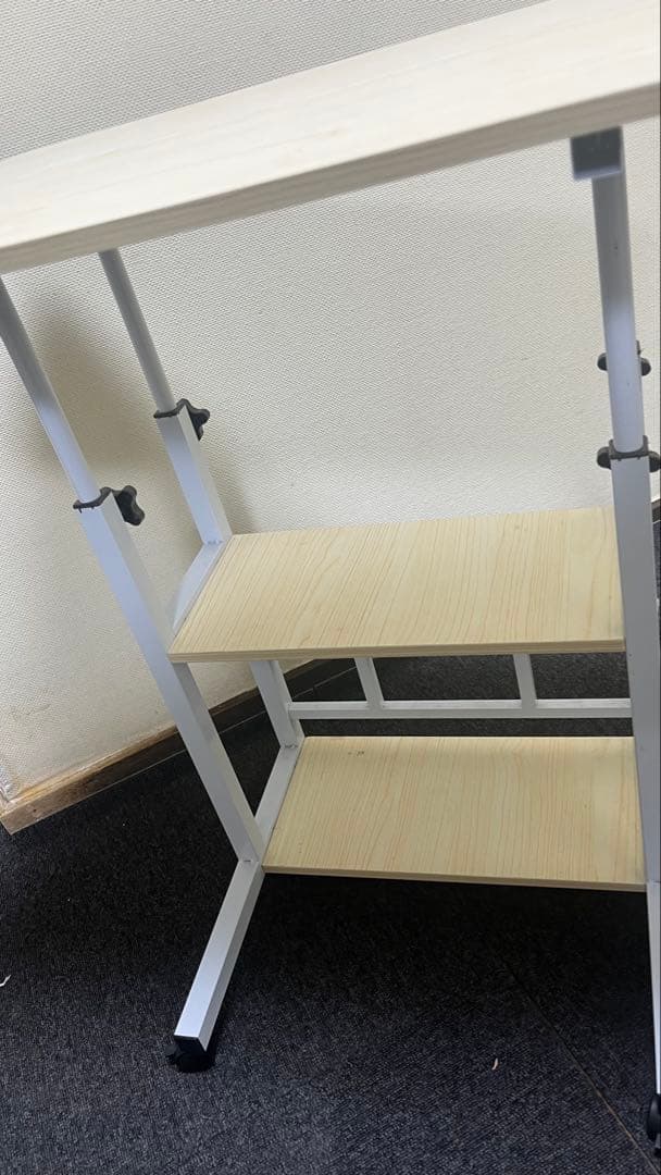 調節可能なベッドテーブルまたは通常のテーブル.