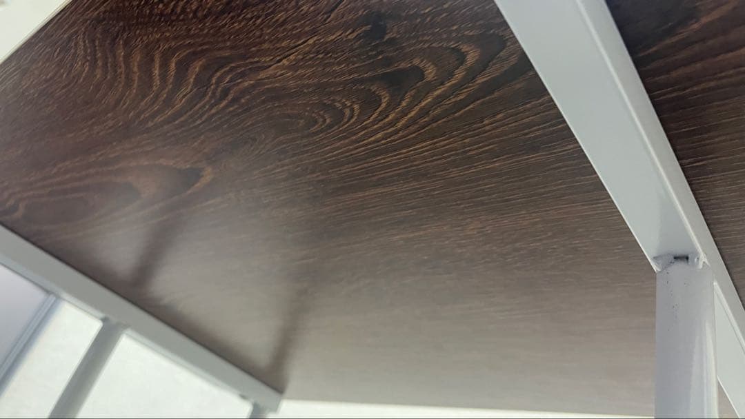 調節可能なベッドテーブルまたは通常のテーブル.