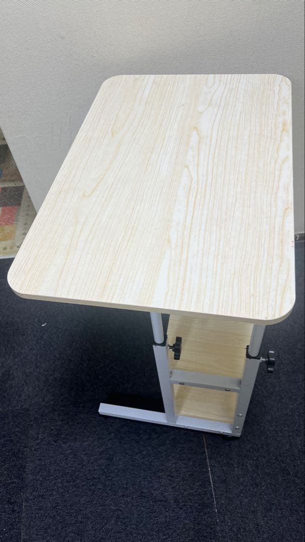 調節可能なベッドテーブルまたは通常のテーブル.