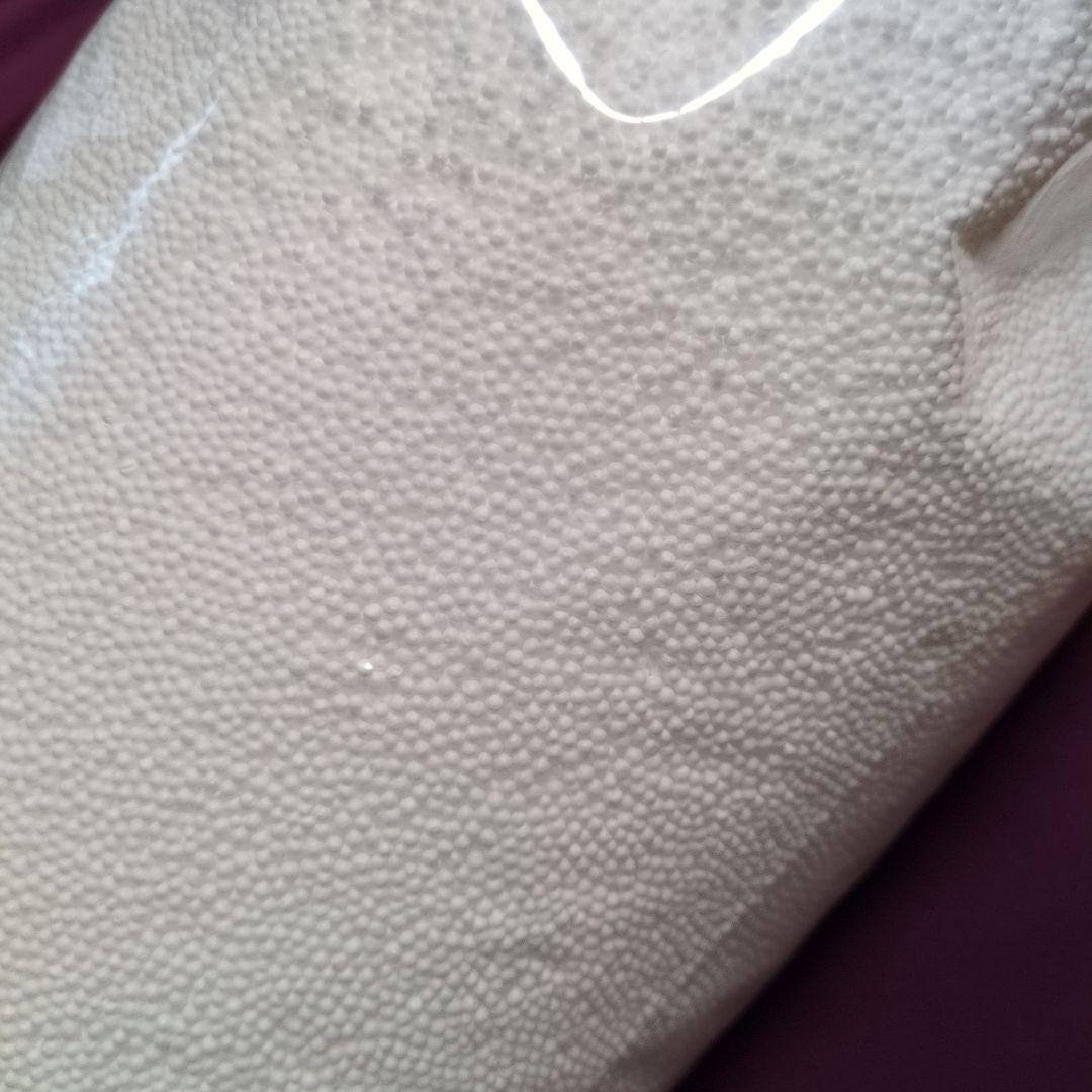 ハナロロ　ワインカラービーズクッション使用品