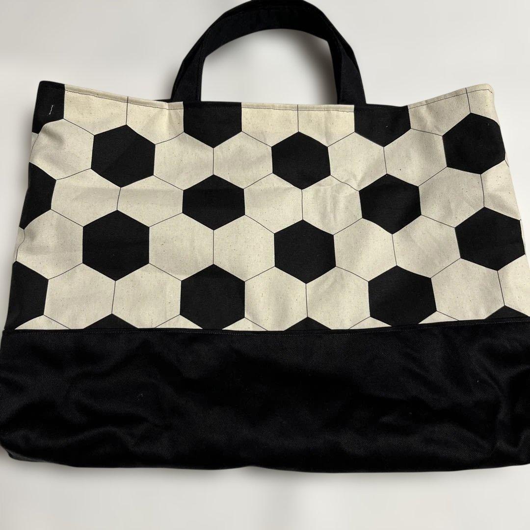 サッカーボール柄☆大きめまち付きレッスンバック - メルカリ