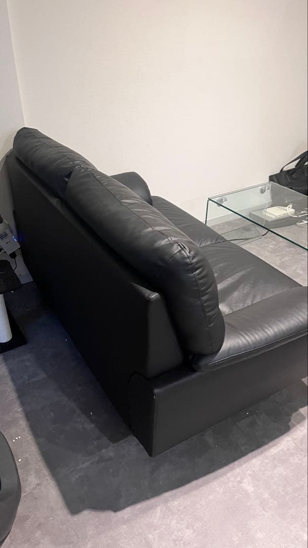 黒いレザー2人掛けソファ