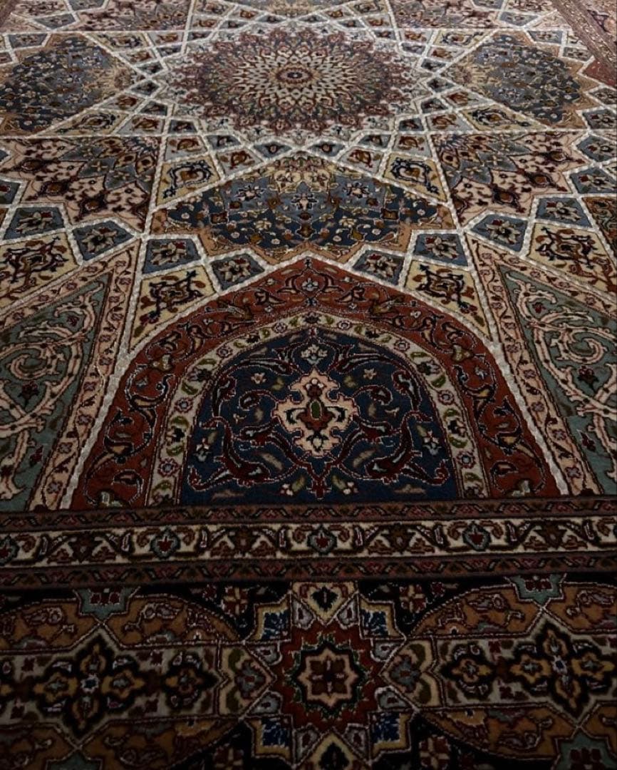 ペルシャ絨毯 タブリーズ ゴンバディ文様 207×150㎝ - メルカリ