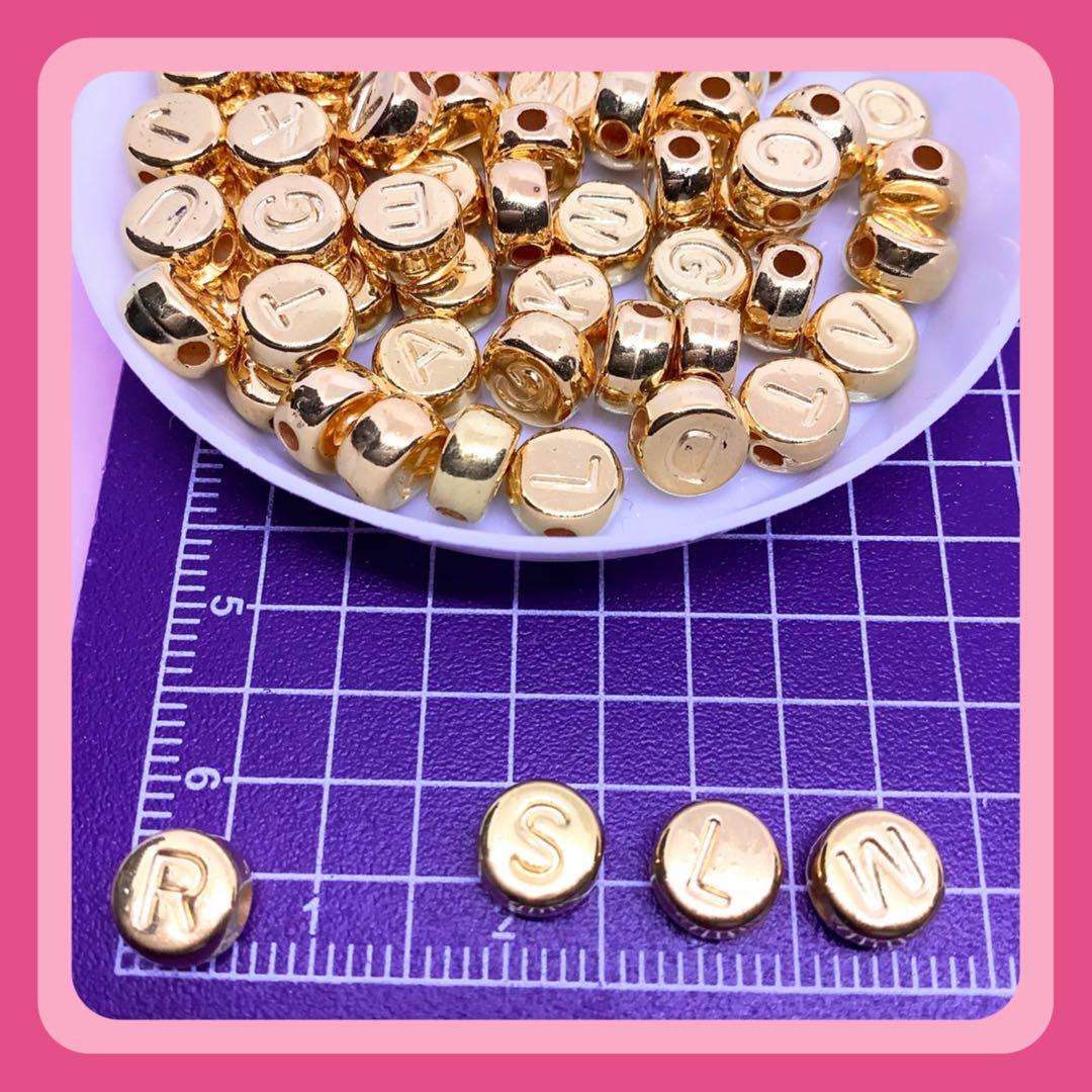 送料無料♡¥300♡100個♡ABCアルファベットビーズゴールド♡英字ビーズ