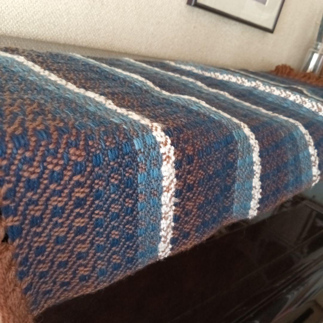 ＜未使用＞正藍染とカテキュー染めの敷物　機織り　自然の織りなすハーモニー