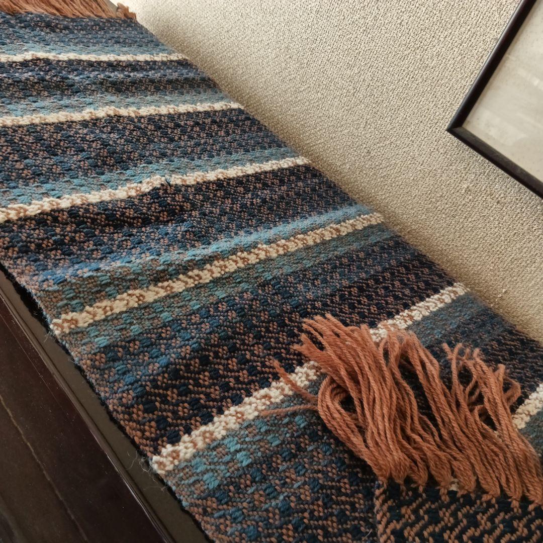 ＜未使用＞正藍染とカテキュー染めの敷物　機織り　自然の織りなすハーモニー