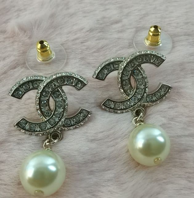美品 CHANEL パール付きロゴピアス A86506