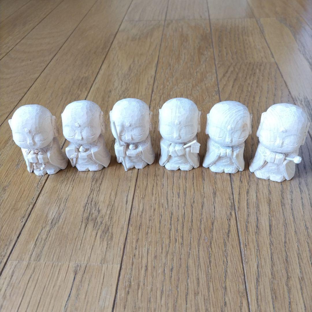 小さな木彫りの六地蔵さま