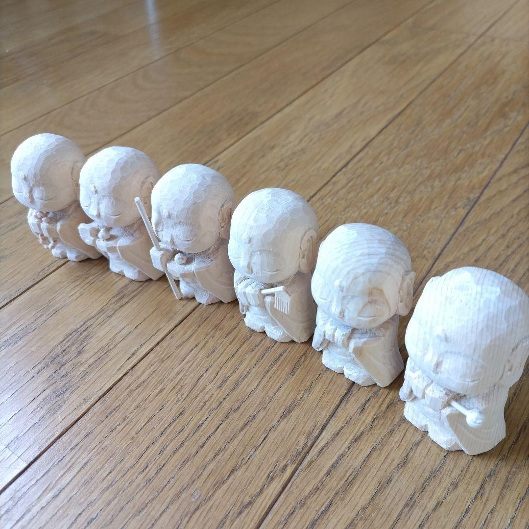 小さな木彫りの六地蔵さま