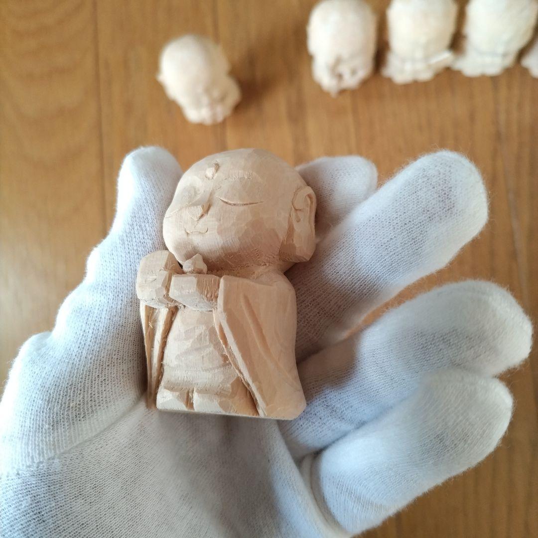 小さな木彫りの六地蔵さま
