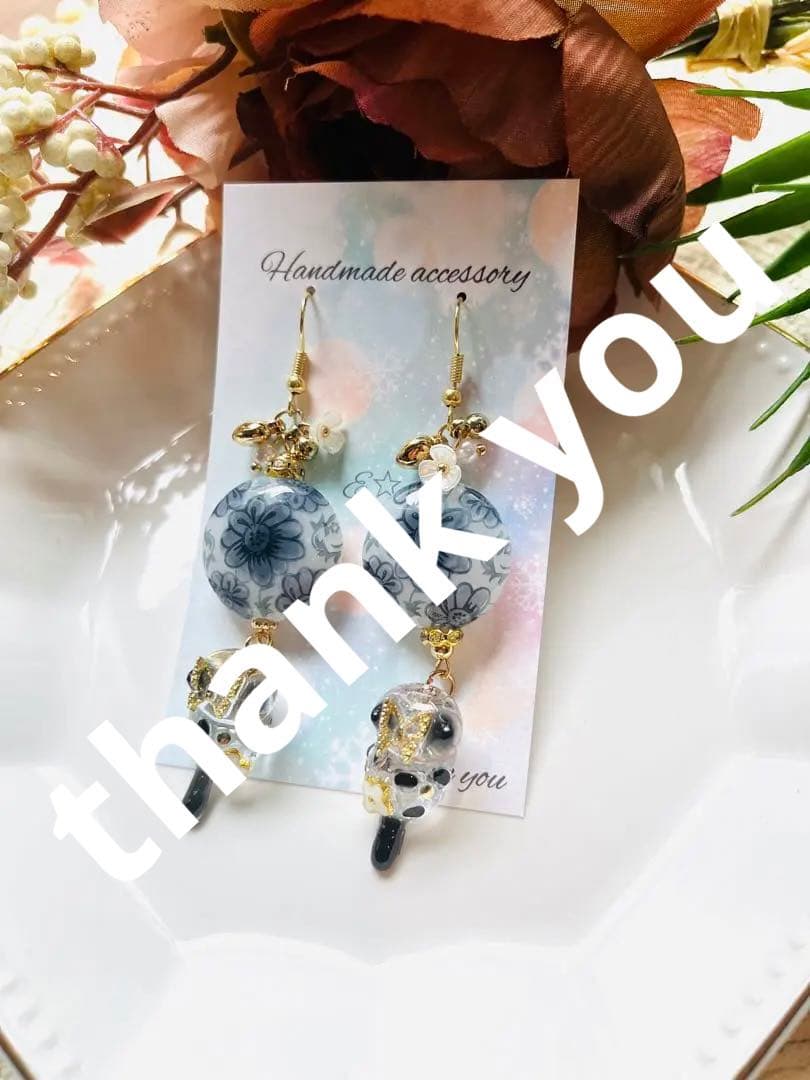 りぃちゃんです。NO.104 イヤリング　手染めビーズ　お座り猫　ブチ