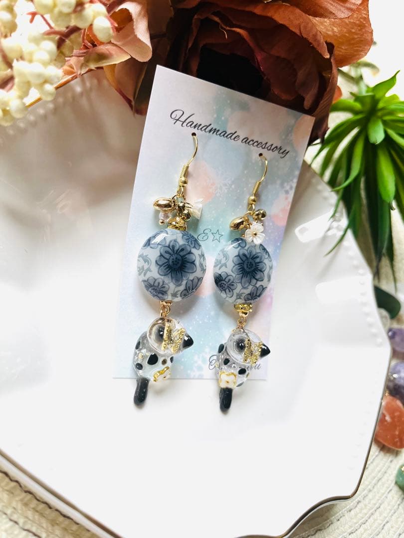 りぃちゃんです。NO.104 イヤリング　手染めビーズ　お座り猫　ブチ