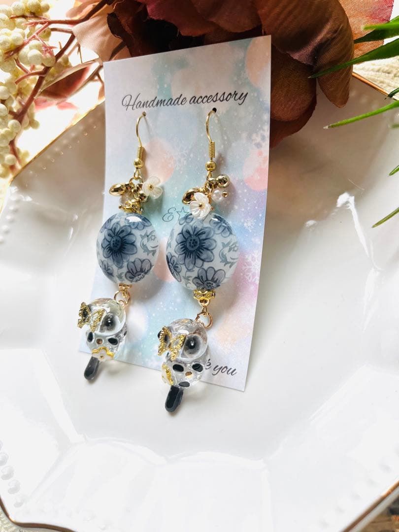 りぃちゃんです。NO.104 イヤリング　手染めビーズ　お座り猫　ブチ