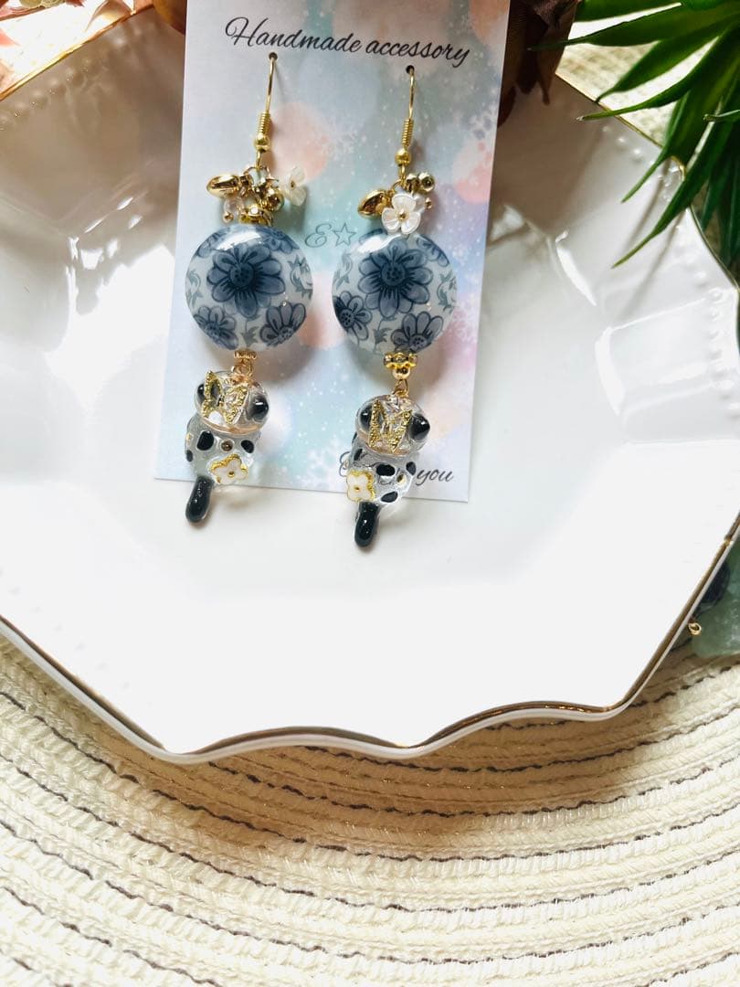 りぃちゃんです。NO.104 イヤリング　手染めビーズ　お座り猫　ブチ