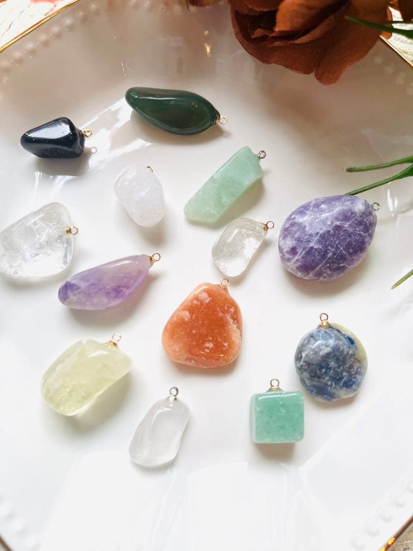 りぃちゃんです。NO.104 イヤリング　手染めビーズ　お座り猫　ブチ