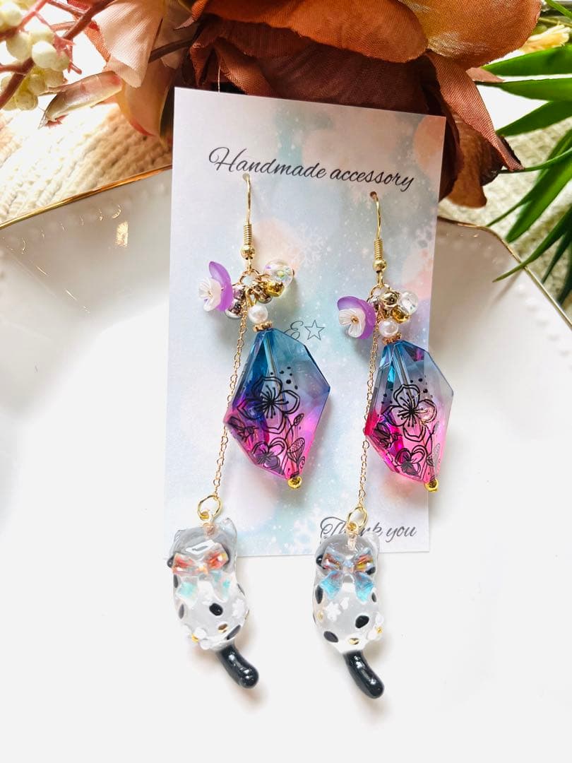 りぃちゃんです。NO.104 イヤリング　手染めビーズ　お座り猫　ブチ