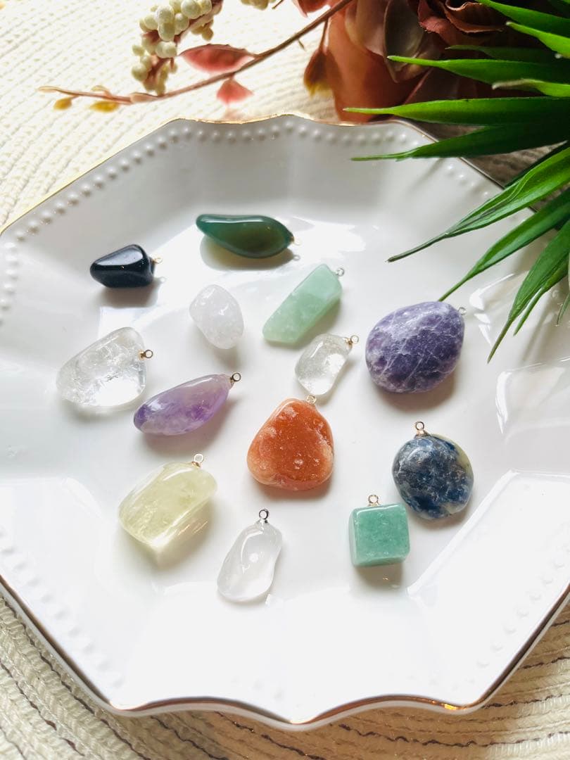 りぃちゃんです。NO.104 イヤリング　手染めビーズ　お座り猫　ブチ