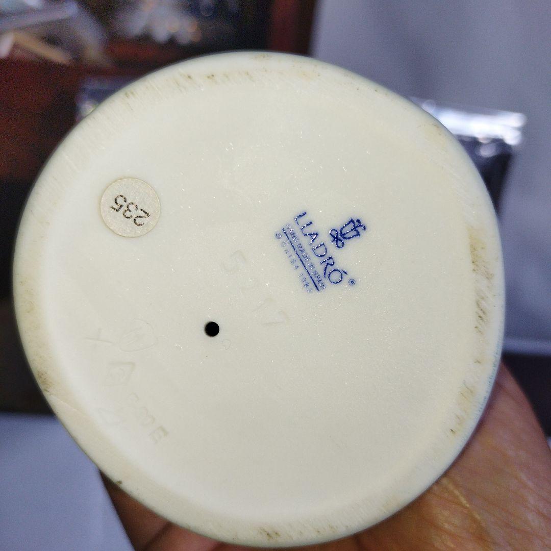 小鳥と話す少女。