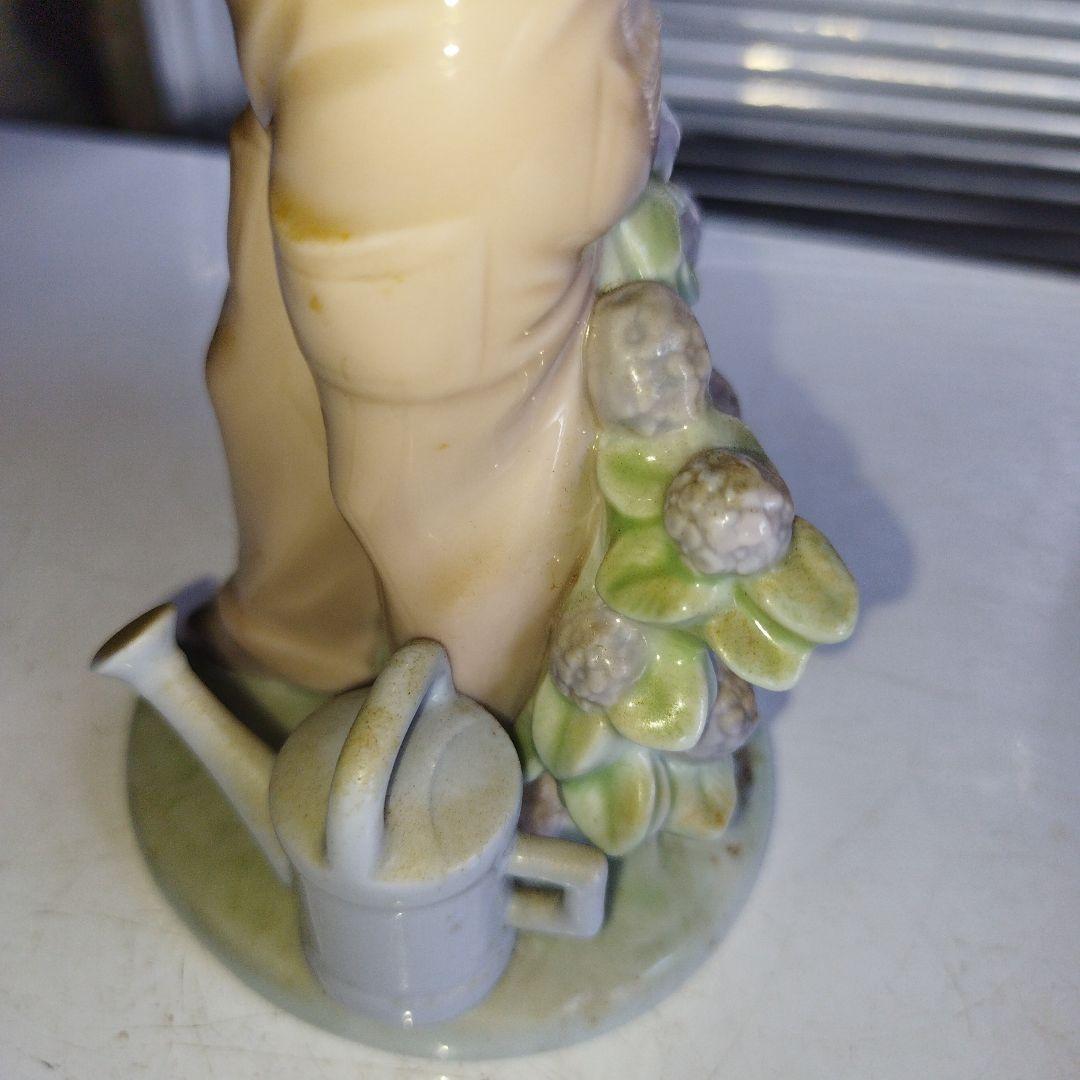 小鳥と話す少女。