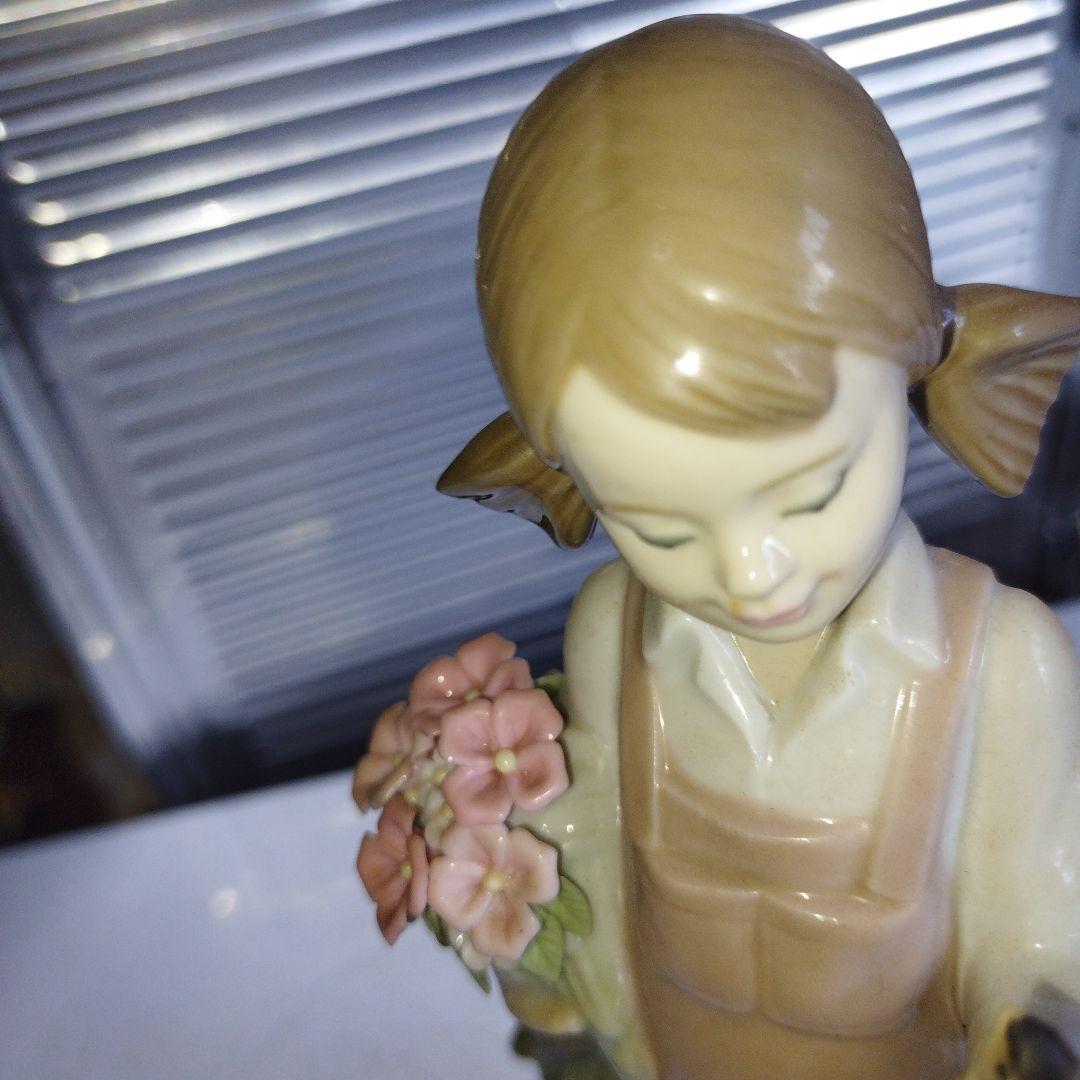 小鳥と話す少女。