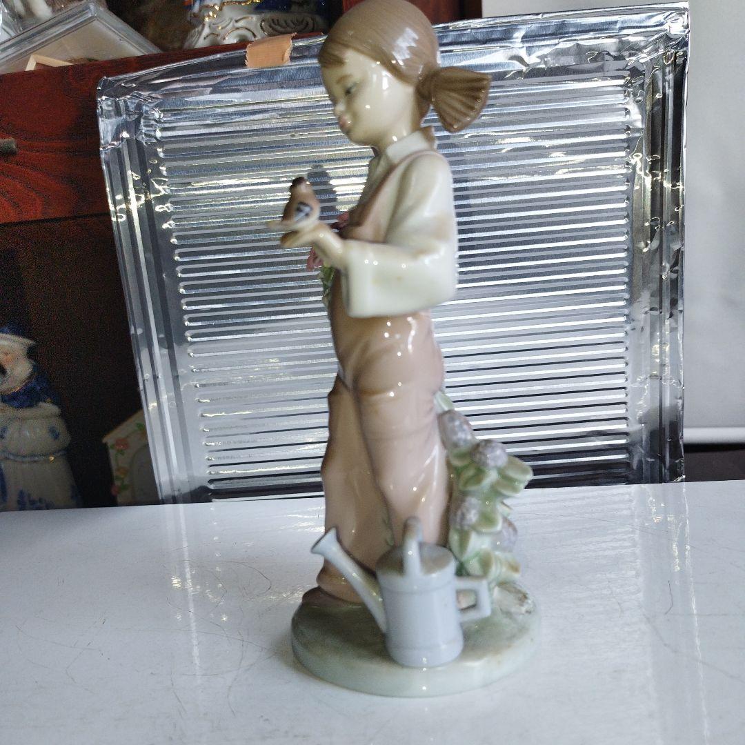 小鳥と話す少女。