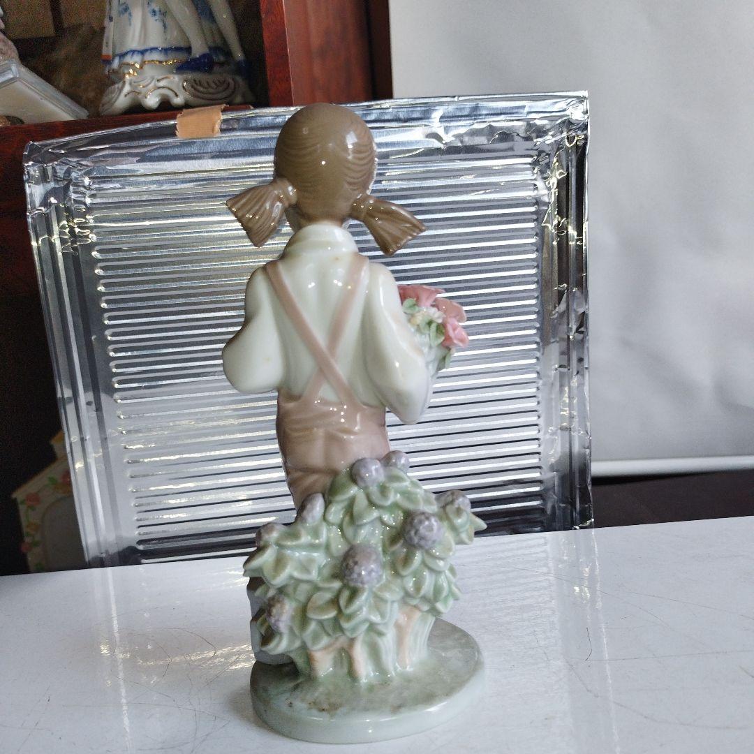 小鳥と話す少女。