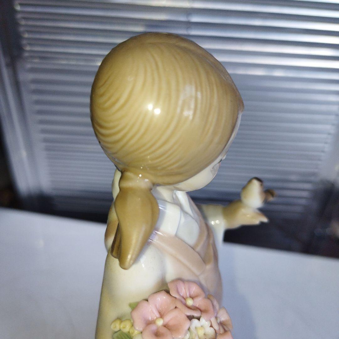 小鳥と話す少女。